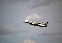 Passageiro é "sugado" após janela de avião se soltar durante voo
