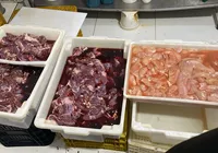Polícia apreende quase 1 tonelada de alimentos impróprios na RMS