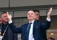 Presidente da FIFA ouve desabafo de técnico do Irã direto do vestiário
