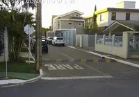 Protesto na porta de Bolsonaro leva condomínio a acionar Justiça