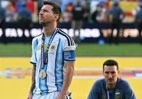 Scaloni vai às lágrimas e evita falar sobre futuro de Messi na seleção