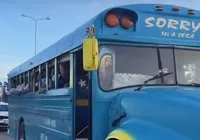 Seleção estreante na Copa viraliza ao andar de ônibus escolar; assista
