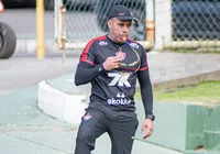 Sem vencer fora, Jair compara Vitória com campeão da Libertadores