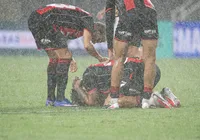 Titular do Vitória sente o joelho e deixa campo no 1º tempo em Natal