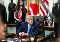 Trump manda jornalista ficar quieta durante entrevista na Casa Branca