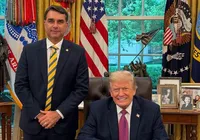 Trump rasga elogios a Flávio Bolsonaro e diz que senador "ama o Brasil"