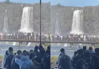 Turista pula nas águas das Cataratas do Iguaçu para recuperar celular