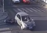 Vídeo: bebê fica preso em capô de carro após atropelamento imagem