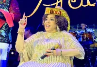 VÍDEO: Cantora Alcione se desequilibra e cai no palco durante show