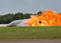 VÍDEO: Jatinho explode após cair em aeroporto e deixa dois mortos imagem