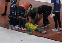 VÍDEO: Jogador da Chape fica ferido após ser atingido por lâmpada