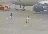 Vídeo: mulheres invadem pista e correm atrás de avião após perderem voo
