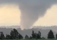 VÍDEO: Tornado provoca destruição e deixa famílias desalojadas