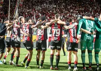 Vitória garante bolada milionária após goleada sobre o Athletico-PR