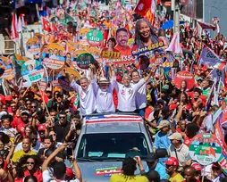 Jerônimo reúne 20 mil em caminhada com aliados em Feira de Santana - Imagem