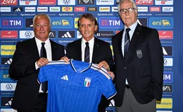 Roberto Mancini assume a Itália de olho em títulos e pede perdão
