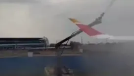 Avião se choca com caminhão de bombeiros durante voo inaugural