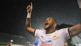Ex-Vitória brilha como herói de título histórico na Ásia