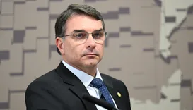 Flávio Bolsonaro endurece ataques a Lula e Moraes em live
