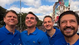 Flávio Bolsonaro participa da Marcha para Jesus e promete oração pelo Brasil