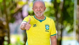 Lula desafia bolsonarismo e adota camisa amarela da Seleção Brasileira