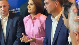 Michelle reencontra Flávio Bolsonaro e trata crise como superada