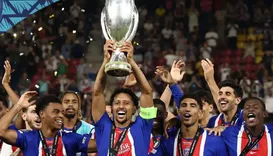 Zagueiro faz história e vira o brasileiro com mais títulos no futebol