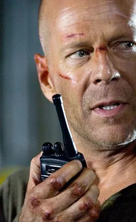 Astro de Hollywood faz aparição rara após diagnóstico de demência