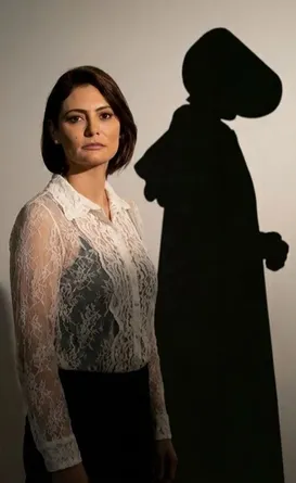 O que é O Conto da Aia e por que compararam Michelle Bolsonaro com Serena Joy