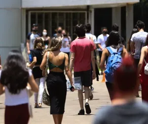 Novo dialeto: o que as gírias atuais revelam sobre a língua portuguesa imagem