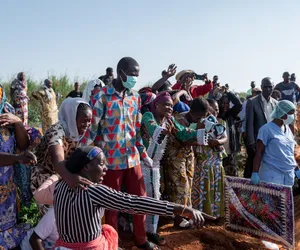 Sem vacina, surto de ebola avança na África e acende alerta da OMS imagem