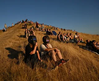 A noite em pleno dia: veja imagens impressionantes do eclipse solar pelo mundo