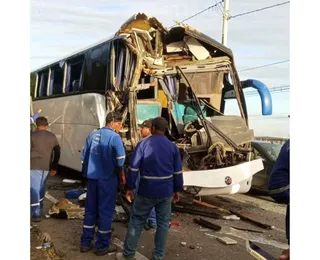 Acidente na Via Parafuso deixa 17 prestadores de serviço da BYD feridos