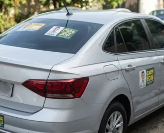 Adesivo eleitoral no carro anula seguro? Saiba como evitar problemas