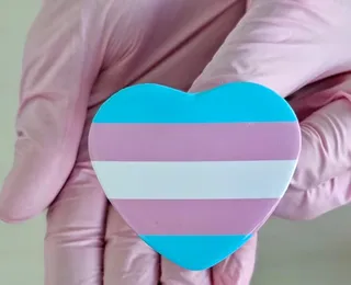 Adolescente trans é autorizada pela Justiça a fazer bloqueio hormonal