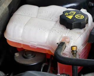 Água do radiador sumindo? O teste de R$ 20 que salva o seu motor