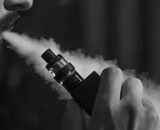 Aluno é obrigado a ficar nu em escola por suspeita de portar vape