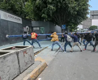 Às vésperas da Copa, protesto invade sede do governo mexicano
