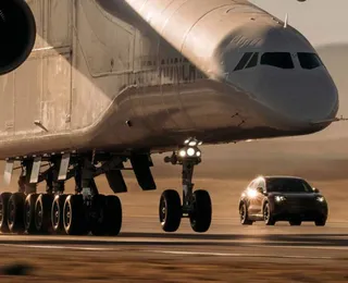 Assista: Porsche elétrico aposta corrida com maior avião do mundo