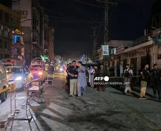 Atentado com homem-bomba deixa 13 mortos no Paquistão