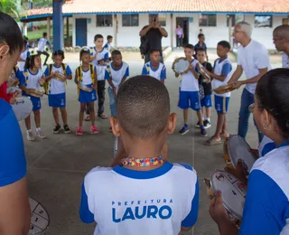 Aulas de pandeiro reforçam aprendizagem em escolas de Lauro de Freitas