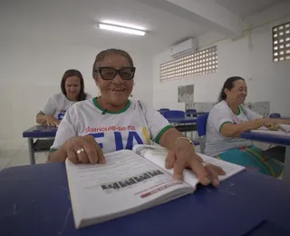 Auxílio de até R$ 1 mil incentiva permanência de alunos da EJA na Bahia