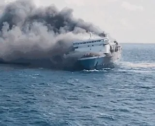 Balsa pega fogo com 271 pessoas a bordo e passageiros se jogam no mar