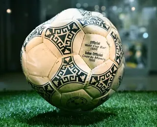 Bola da "Mano de Dios" de Maradona é leiloada abaixo do esperado