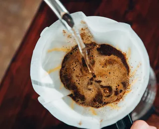 Borra de café desentope pia? Veja o que diz a ciência
