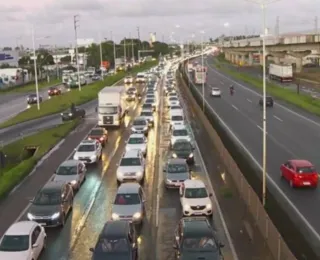 BR-324 registra fluxo intenso de veículos neste sábado
