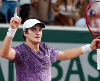 Brasileiro João Fonseca choca o mundo e elimina Djokovic de virada