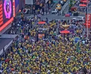 Brasileiros e marroquinos param a Times Square com festa e altinha