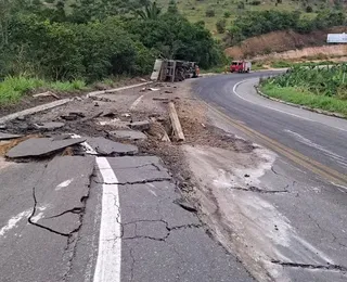 Caminhão com pedras tomba e racha asfalto da BR-101 na Bahia