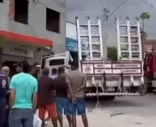 Caminhão desgovernado carregado de concreto atinge prédio e deixa sete feridos na Bahia